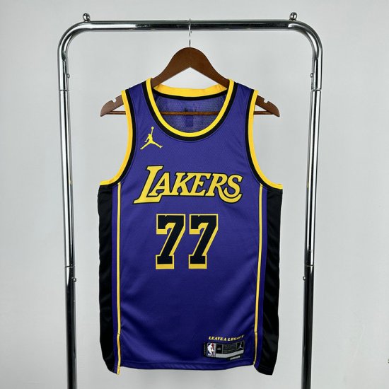 Maillot 77 Doncic Lakers 2023-24 Statement Edition Violet