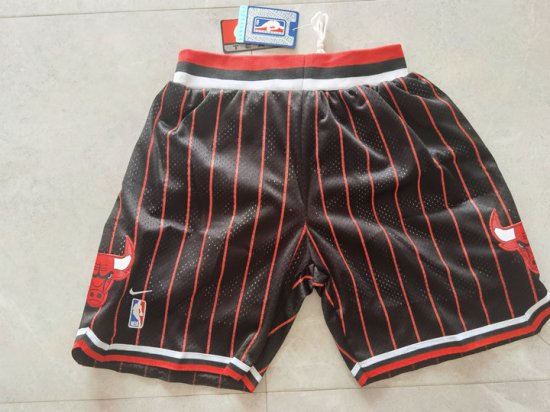 Short Chicago Bulls Noir avec Rouge Stripe